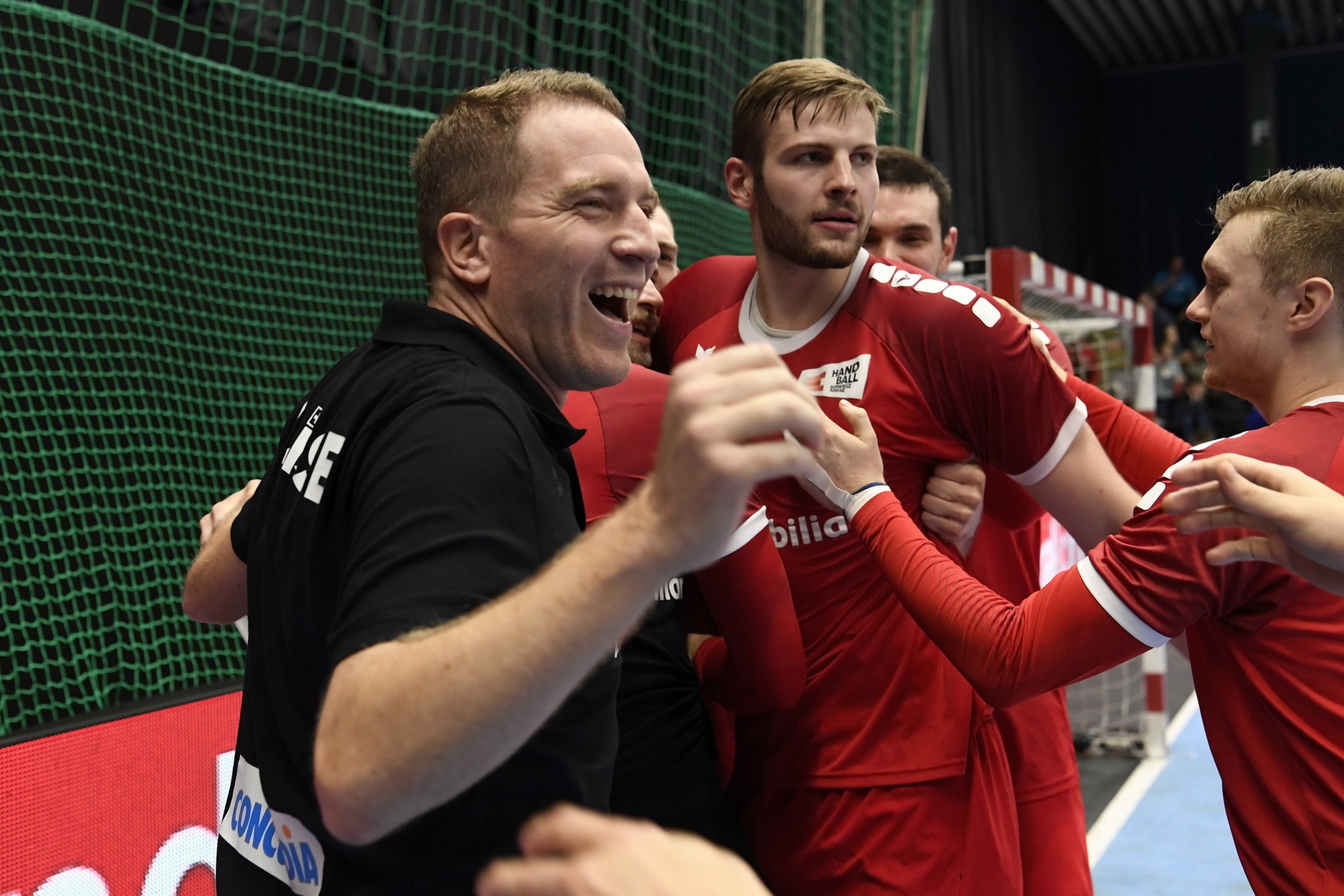 Nationaltrainer Michael Suter jubelt mit den Spielern über den zweiten Sieg gegen Tschechien. (Alexander Wagner, 26.10.2019)