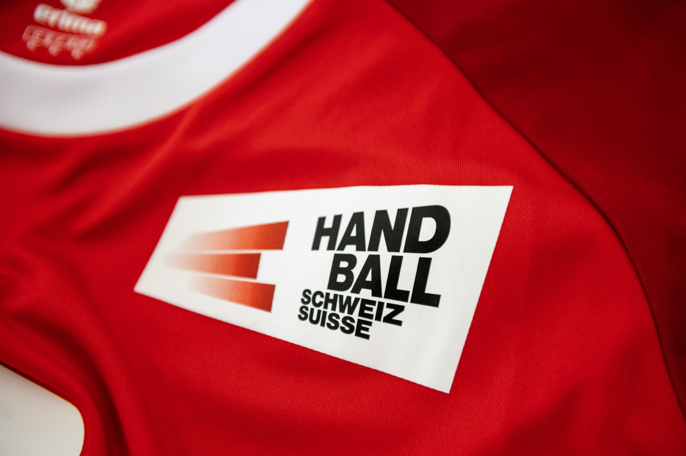 Symbolbild Handball Schweiz Logo auf Trikot. (Marco Ellenberger)