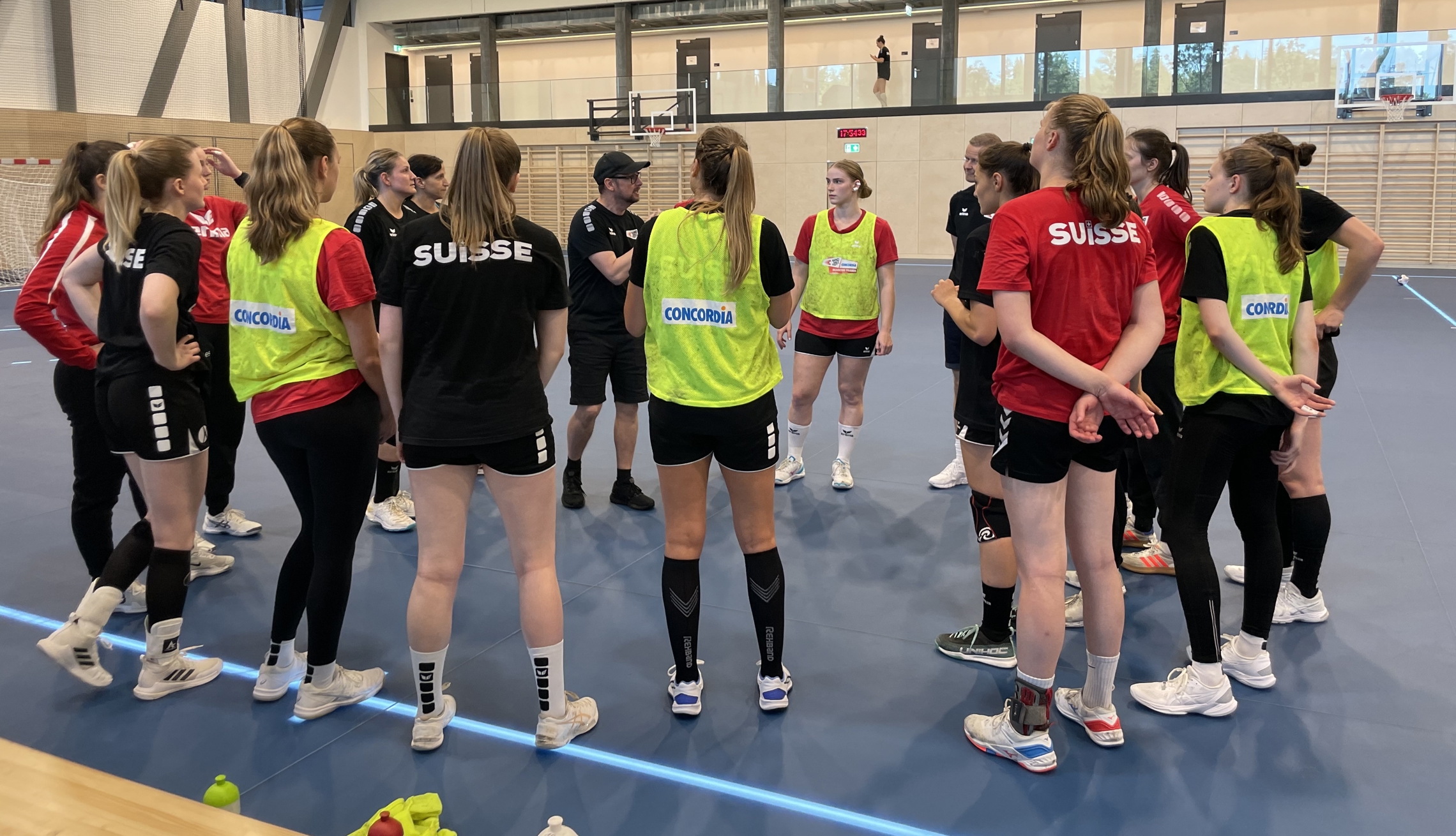 Martin Albertsen und seine Spielerinnen beim Training im OYM (1)