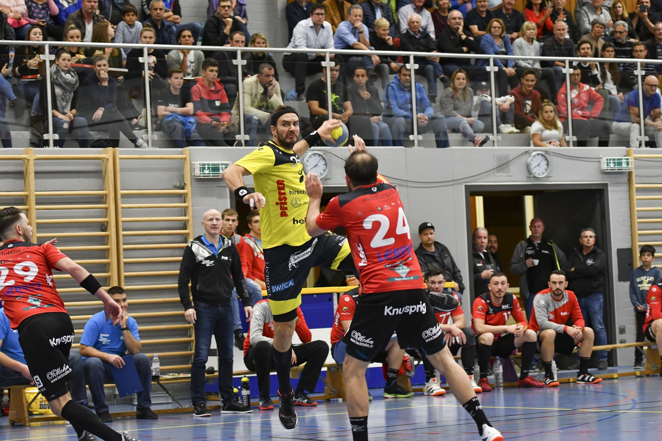 Rares Jurca von St. Otmar (am Ball) im Cupspiel gegen Kreuzlingen. (Bild: Stefan Risi)