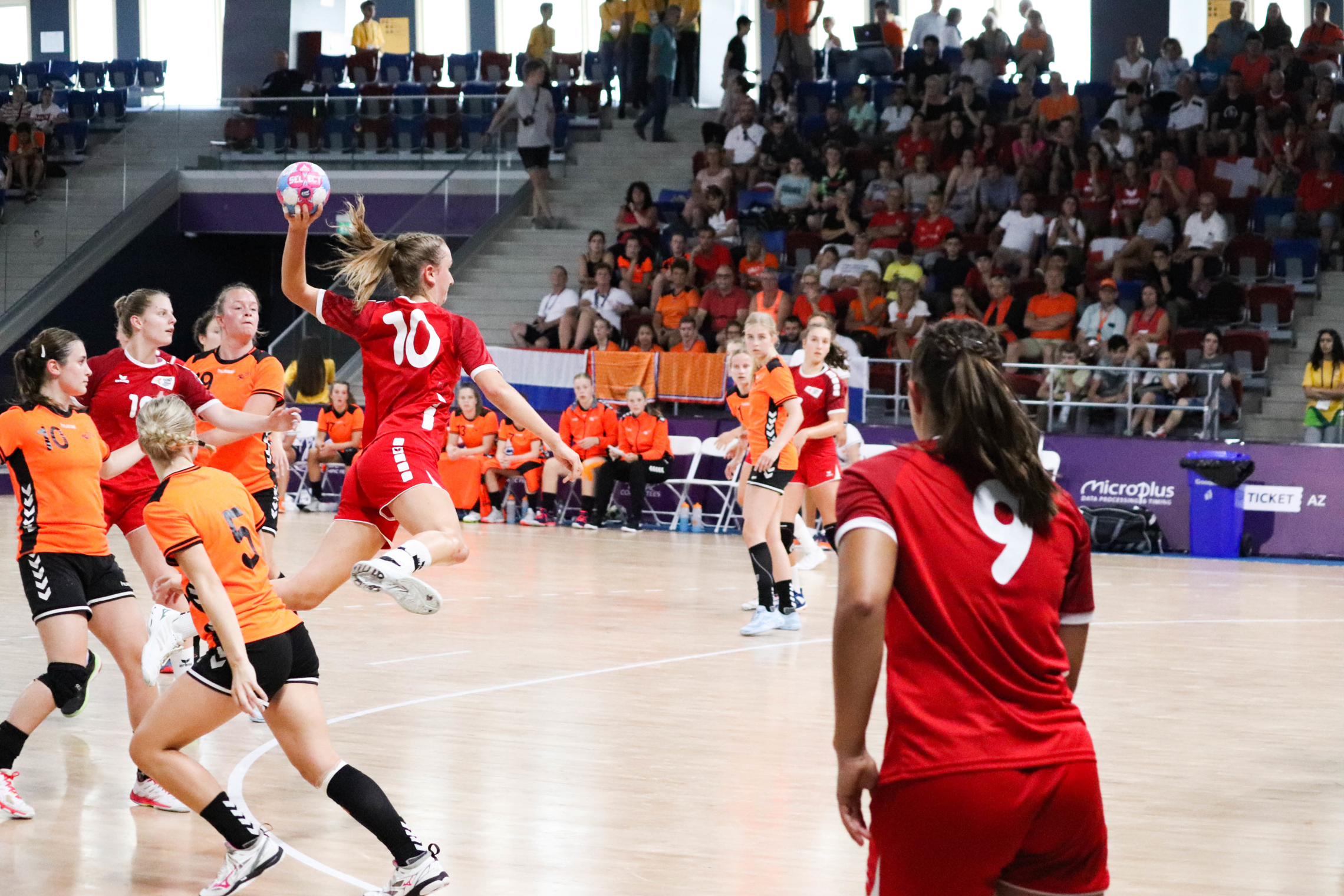 Malin Altherr (Am Ball) Im Halbfinal Gegen Die Niederlande (Swiss Olympic)