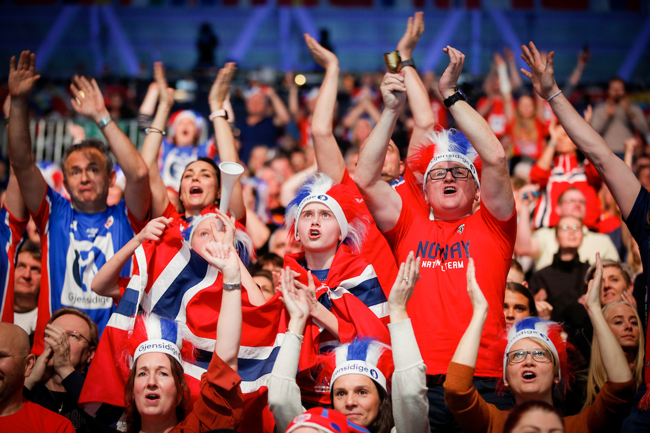 Norwegische Fans in Stockholm. (© Jure Erzen / kolektiff)