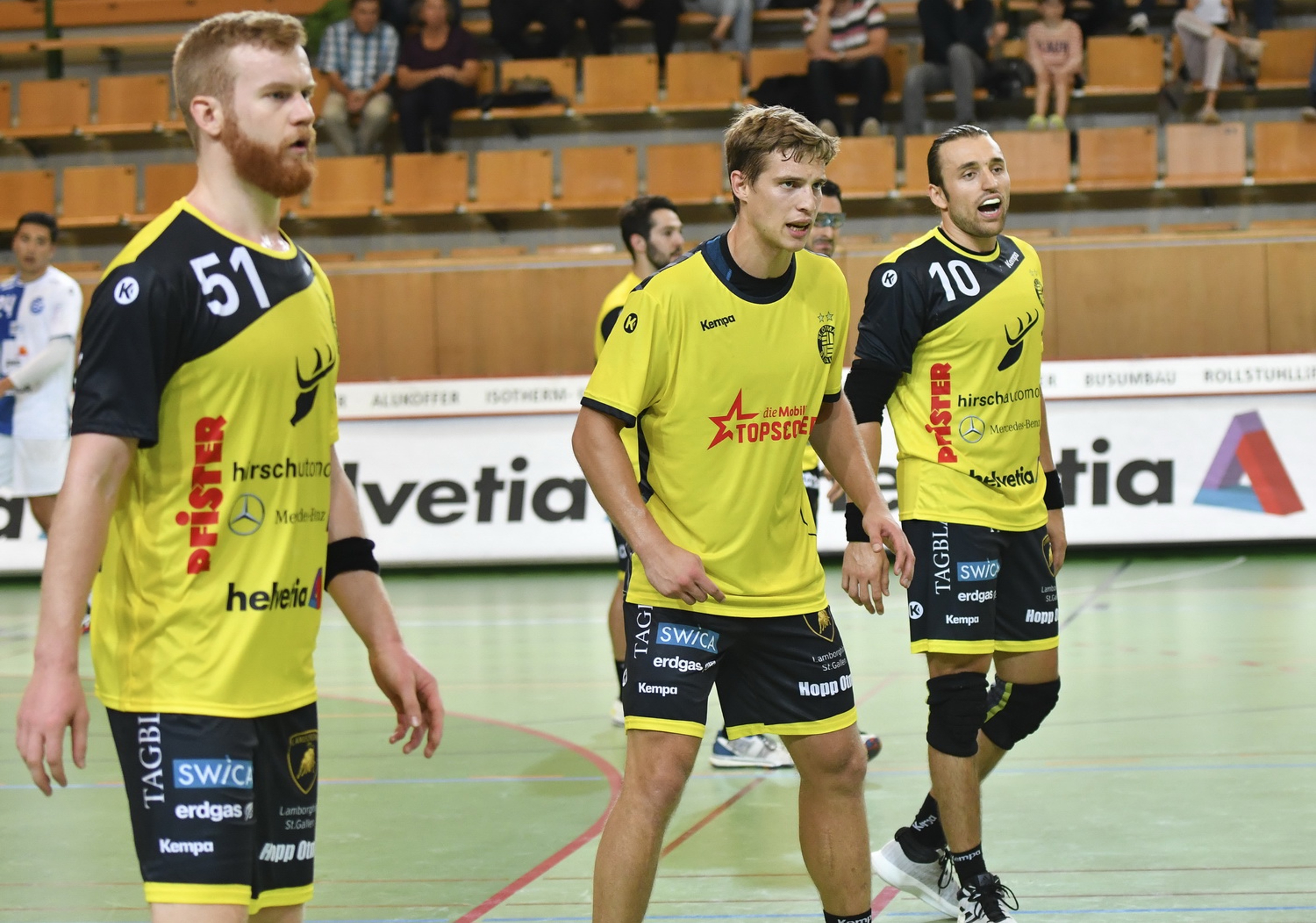 Max Höning, Tobias Wetzel und Frédéric Wüstner (v.l.) verlängern beim TSV St. Otmar