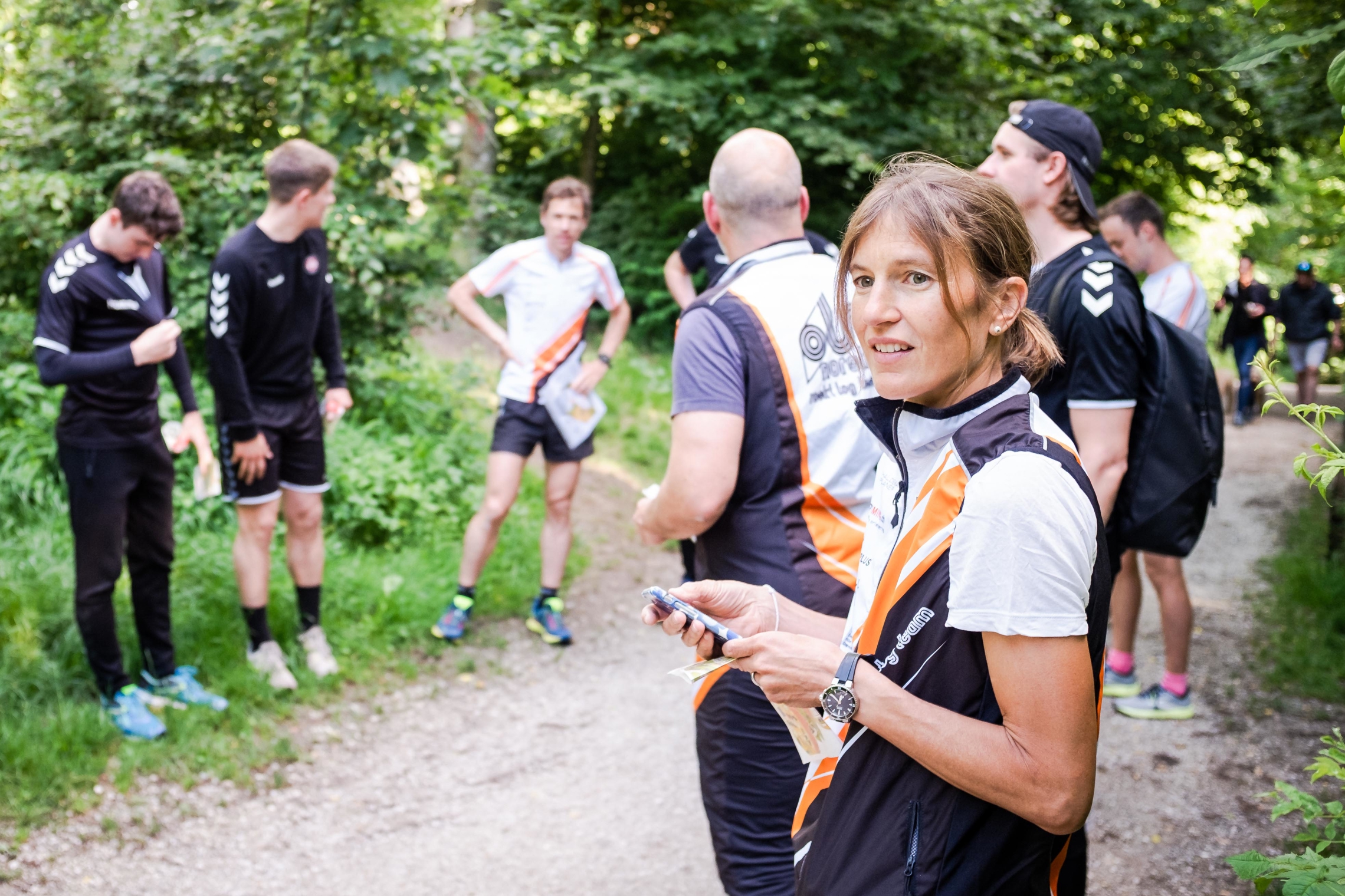 Simone Niggli mit den BSV-Profis beim OL-Training im Wald