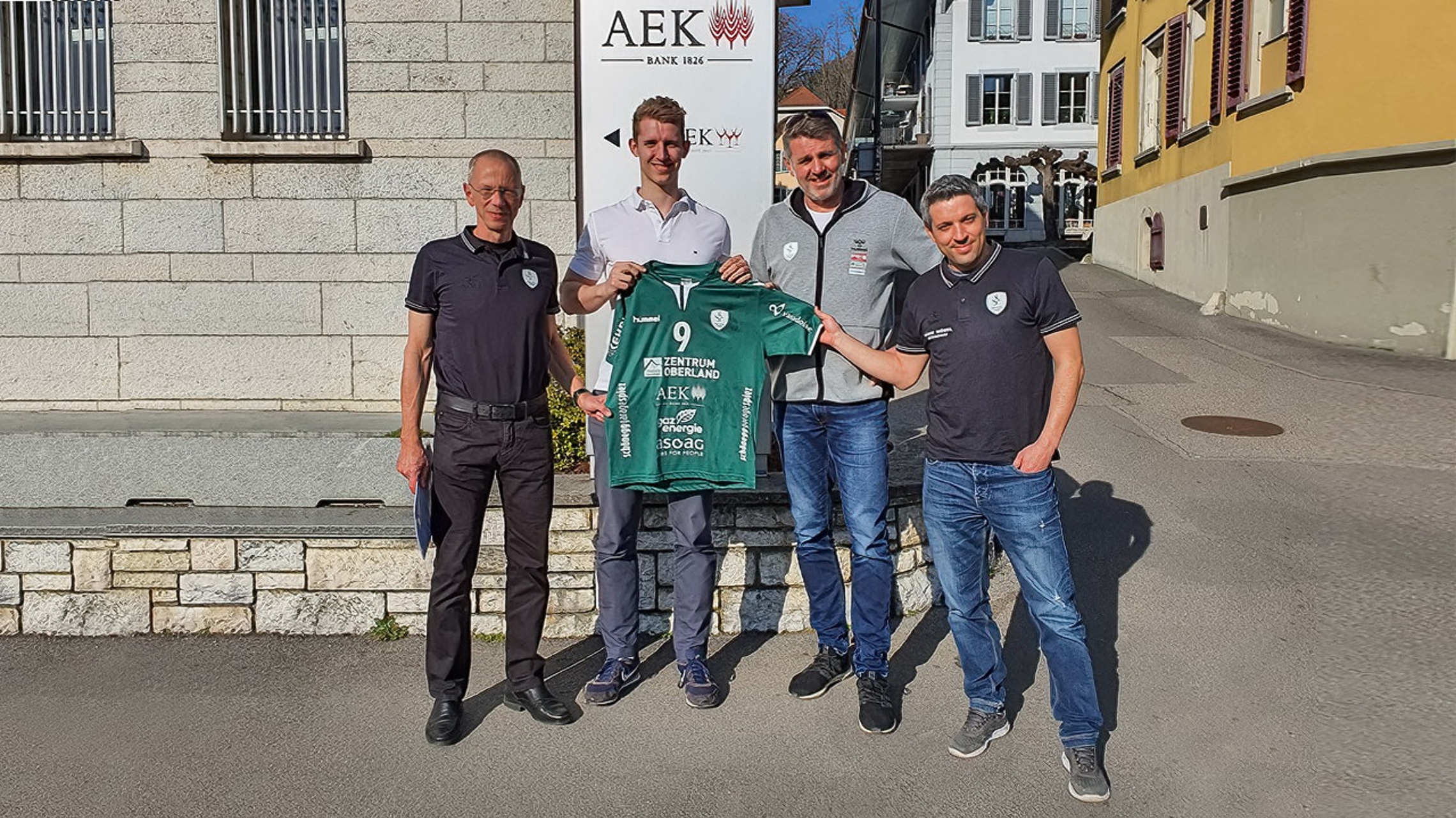 Max Dannmeyer (2.v.l.) mit Präsident Georges Greiner (links), Trainer Martin Rubin (2.v.r.) und Manager Remo Badertscher (rechts)