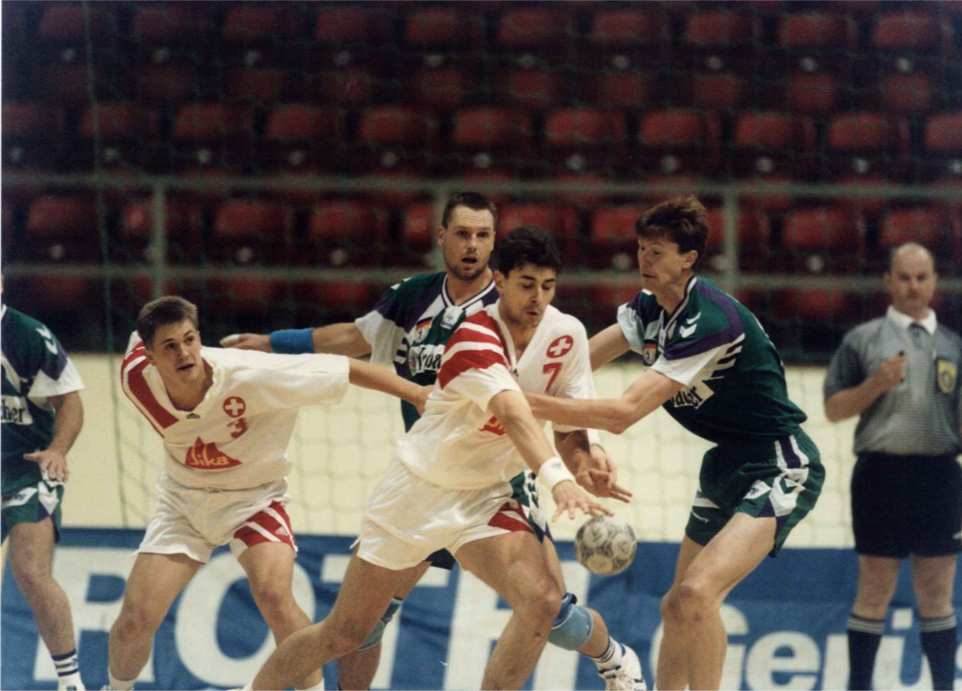 1995-11-03 EM-Quali SUI-GER 23-16 in Basel St. Jakobhalle - 3 Daniel Spengler, 7 Roman Brunner.jpg