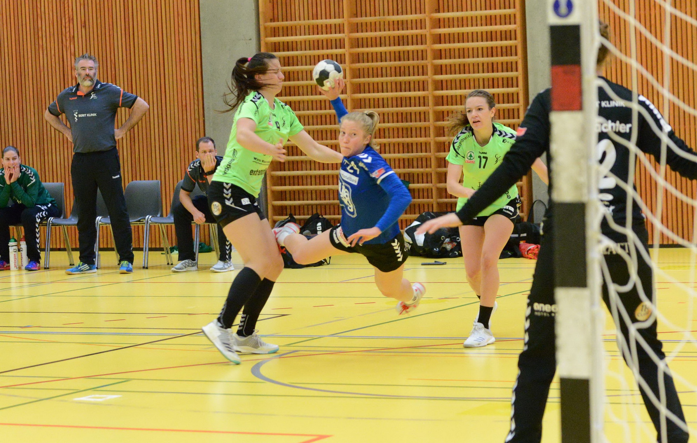 Dimitra Hess (blaues Trikot) und der LK Zug sind in St. Gallen zu Gast