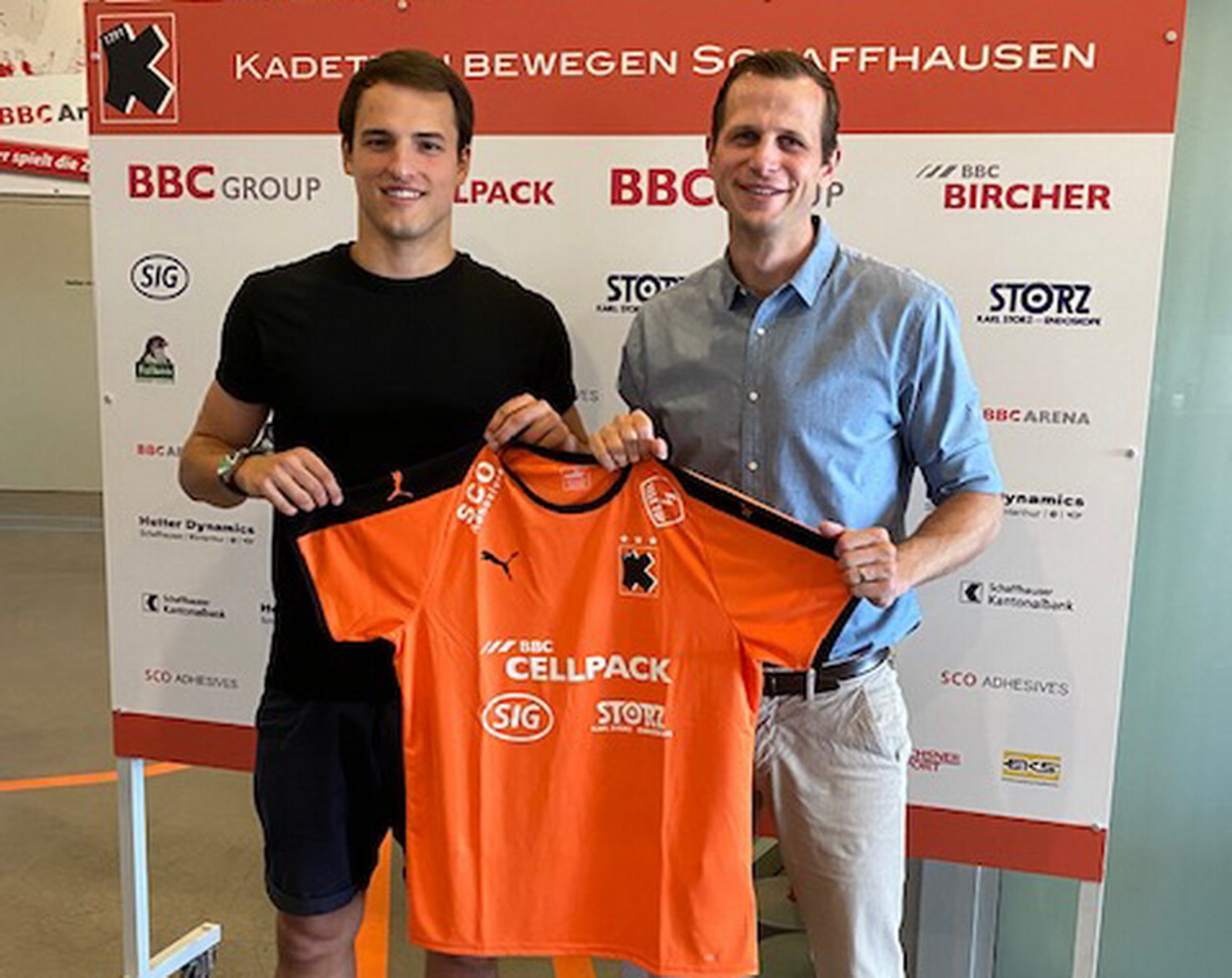 Michael Kusio (l.) trägt ab der Saison 2021/22 das Trikot der Kadetten Schaffhausen, vertreten durch Geschäftsführer David Graubner (r.).