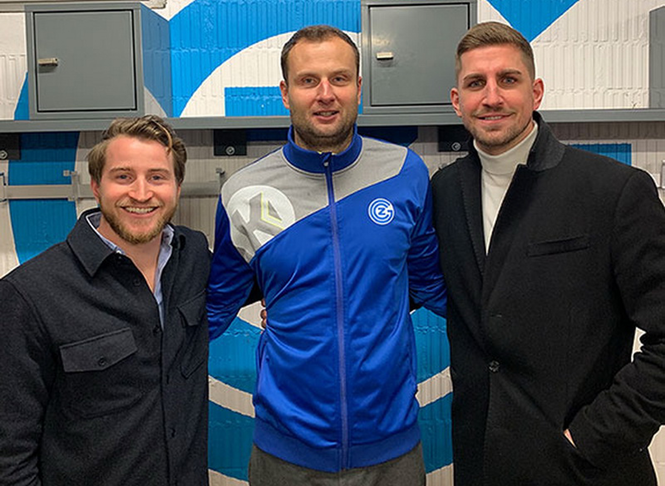 Die sportliche Leitung um Gian Grundböck (l.) und Thomas Heer (r.) präsentiert Jakub Szymanski (m.) als neuen Trainer.