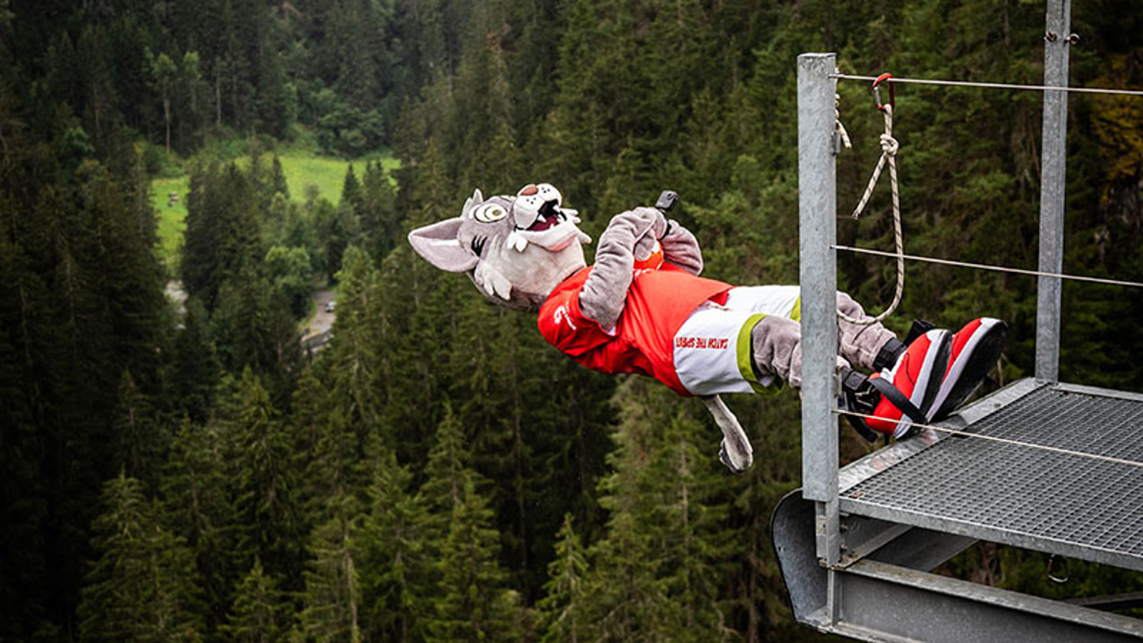 Catchy macht Bungee Jump im Tirol