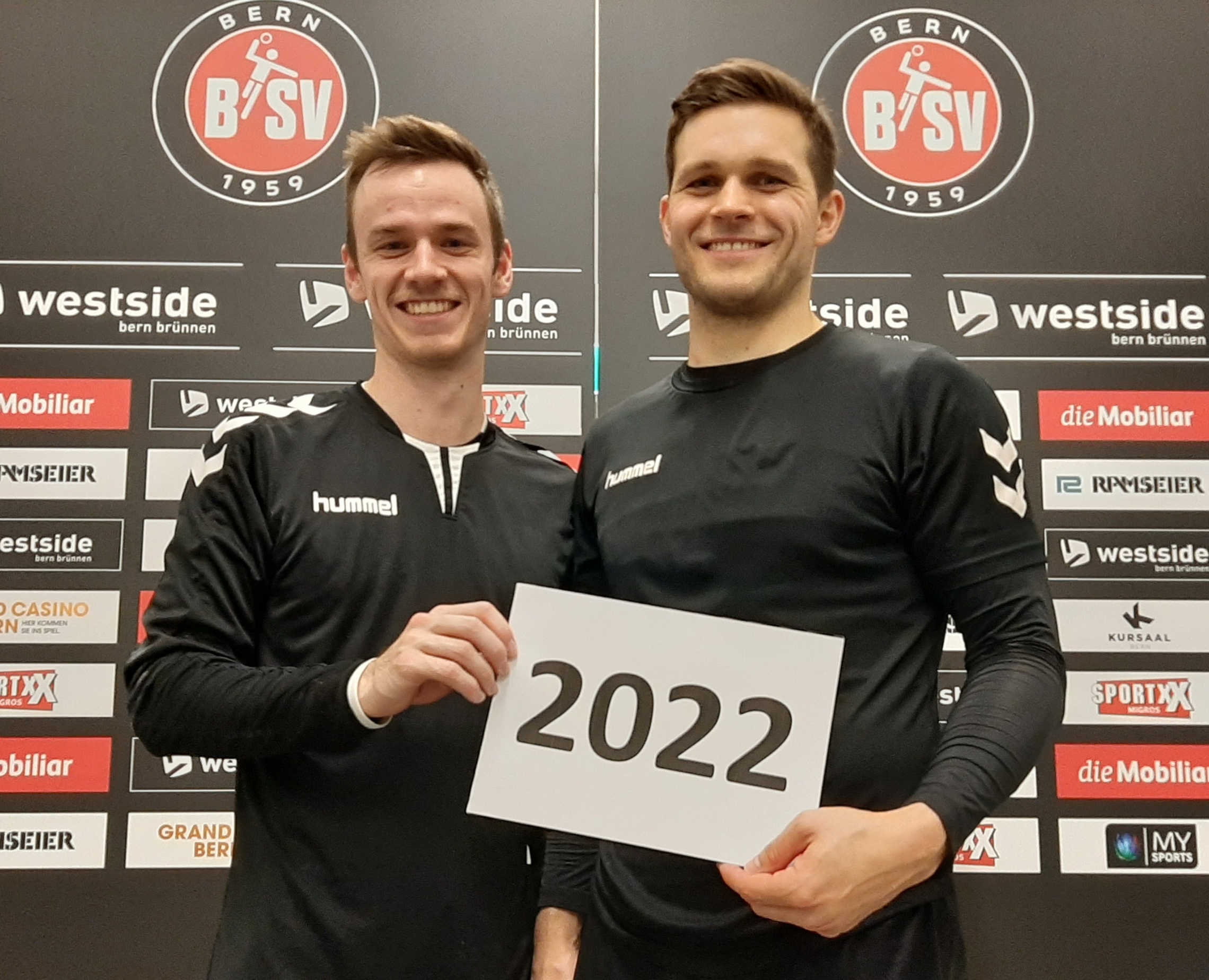 Marco Strahm (links) und Tobias Baumgartner verlängern in Bern