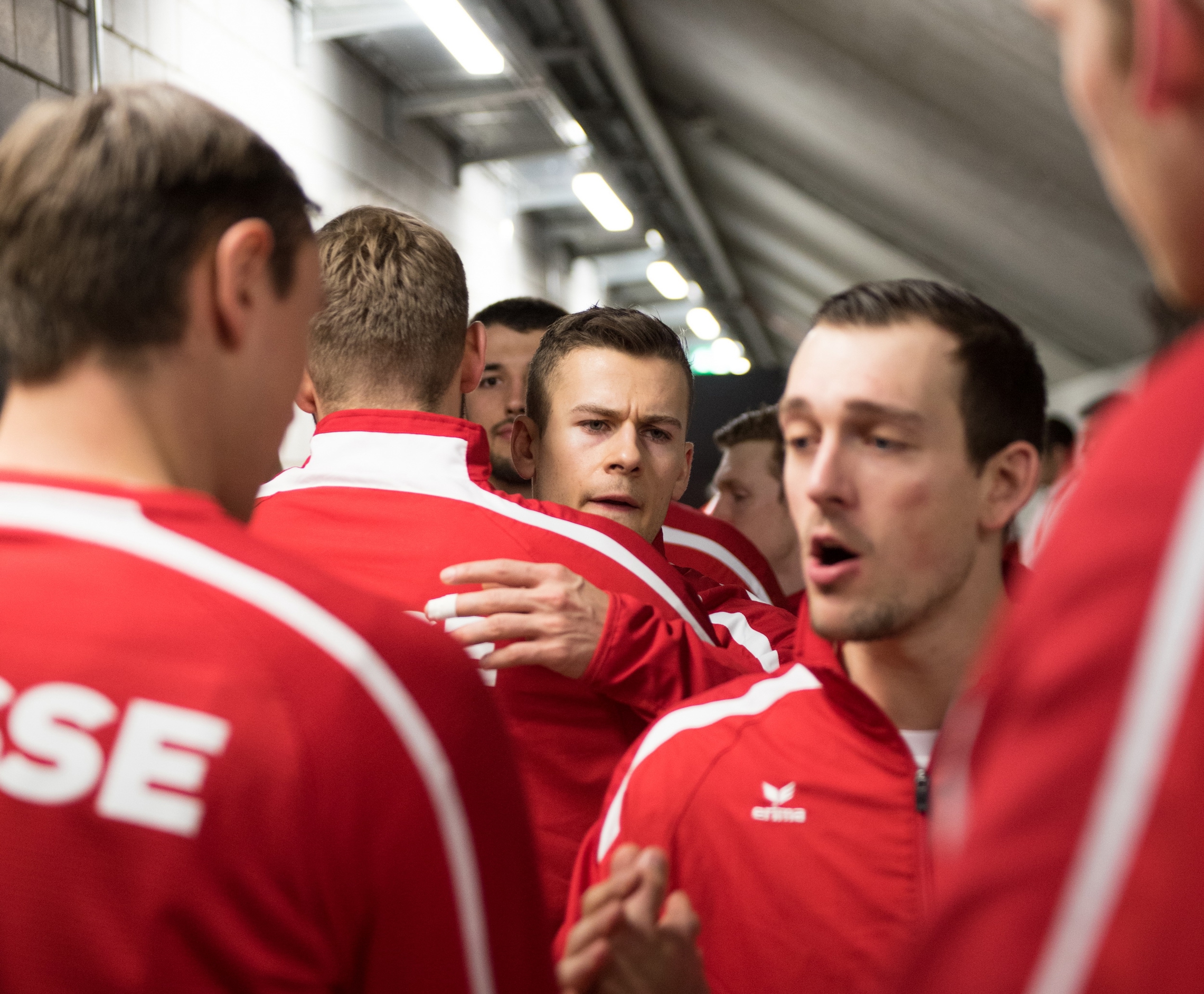 Die Nationalmannschaft am Yellow Cup vor dem Spiel im Kabinengang. (Simon Walser)