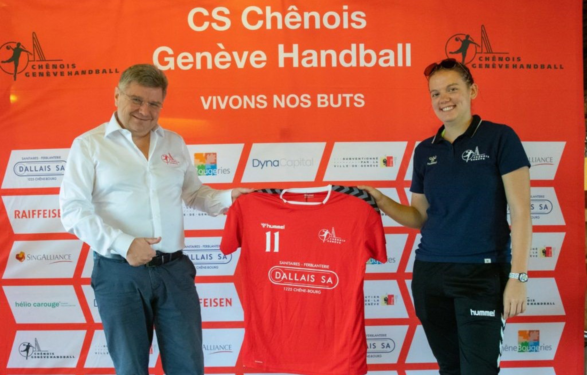 Simon Aeschbacher (links) übergibt das Präsidentenamt von CS Chênois Genève an Cassandra Llorente