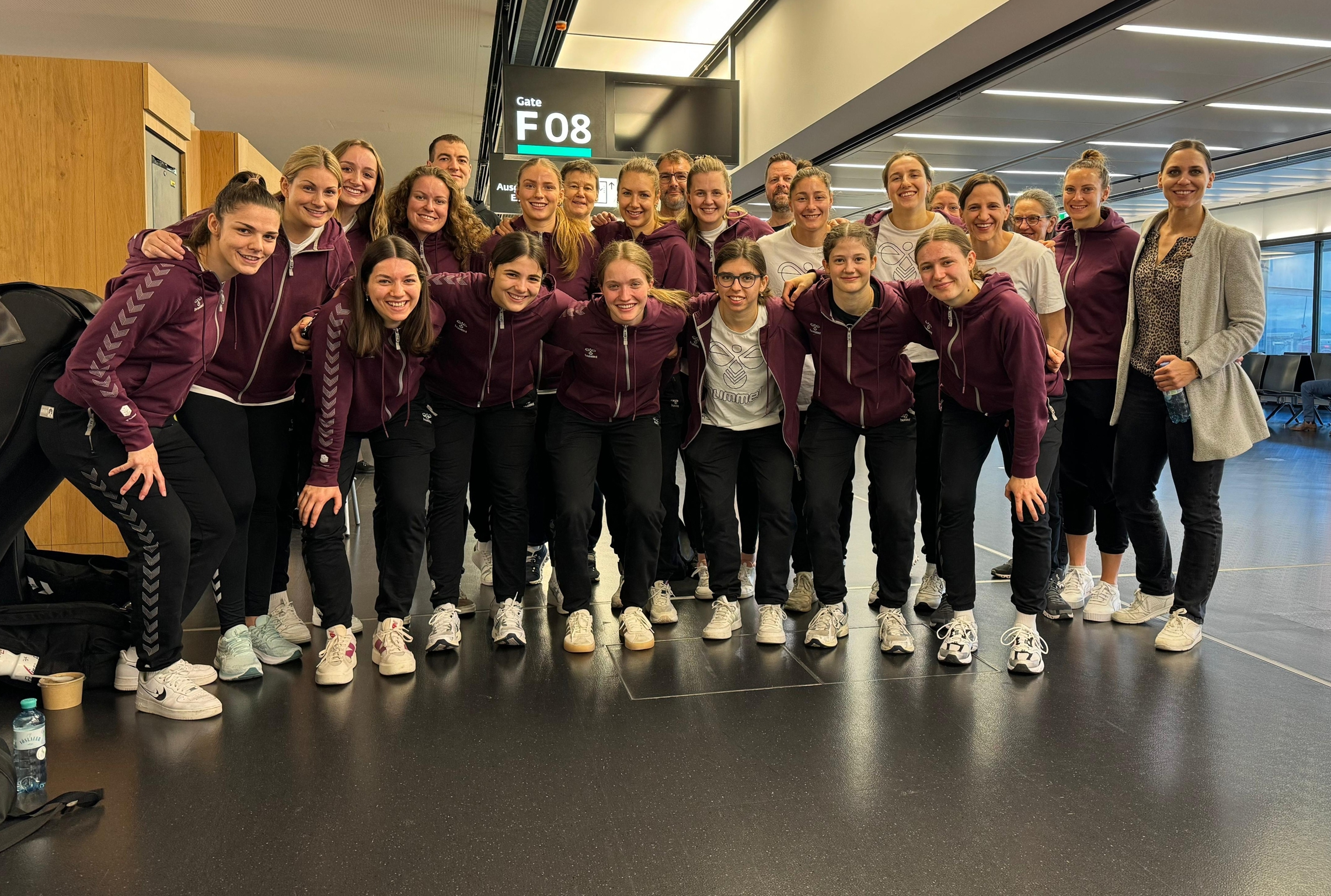 Siegerbild Frauen-Nati am Flughafen Wien