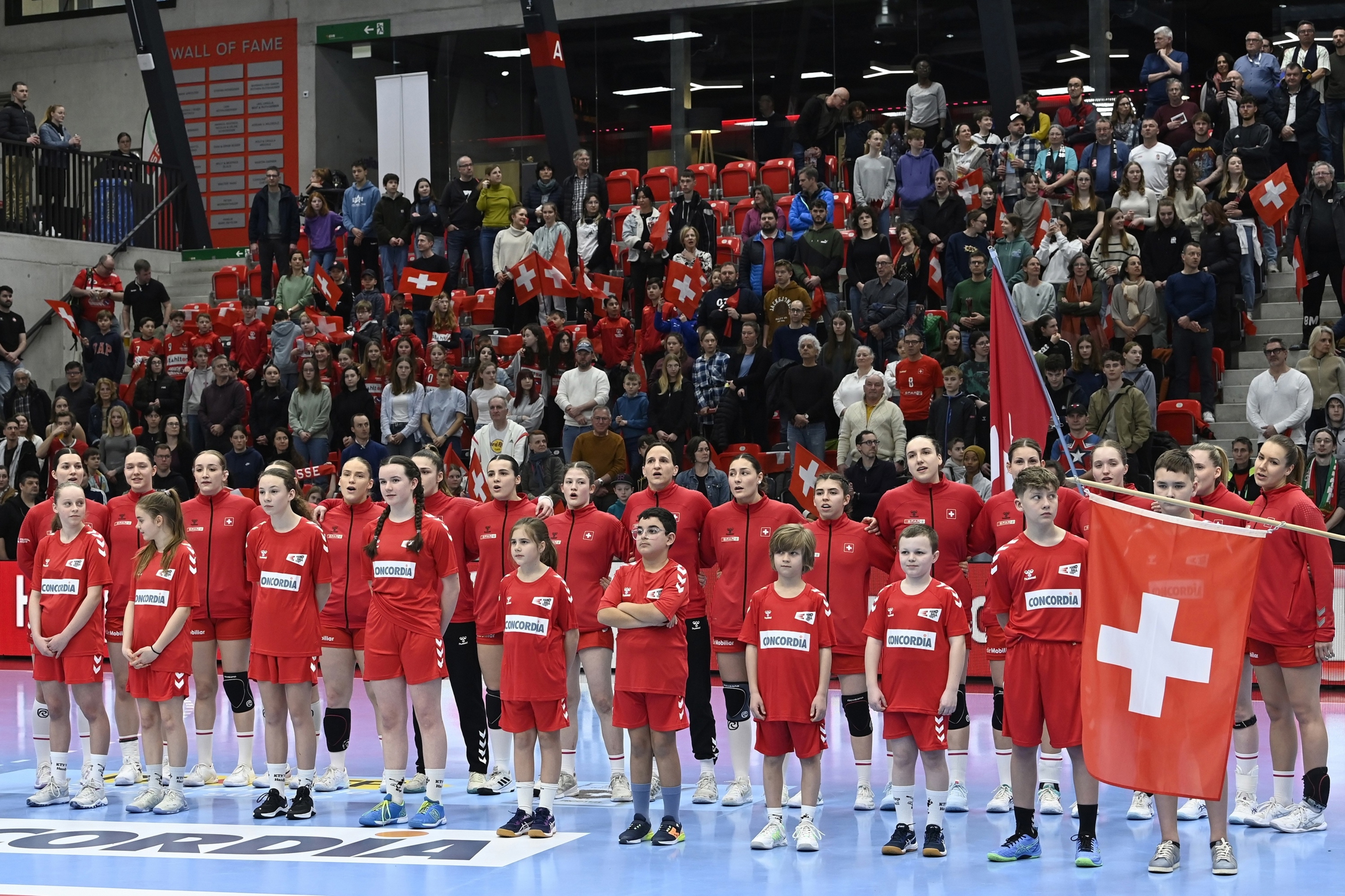 Schweiz Ungarn An Der Schulhandball EM Wie Die Grossen Stars Um Tore Kämpfen Alex Wagner