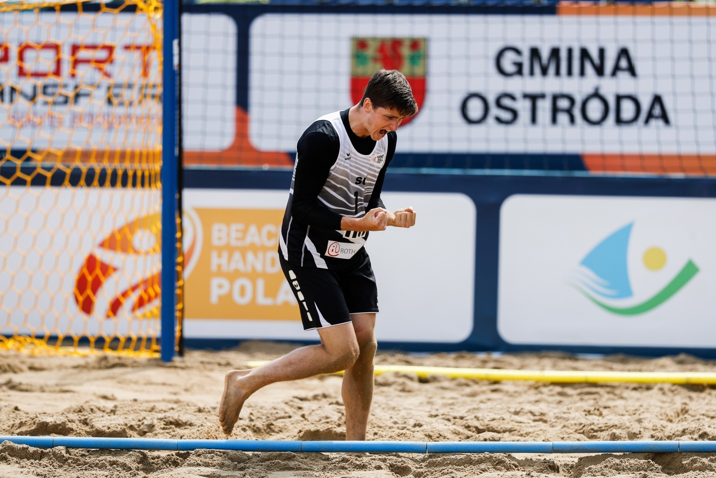 Schweizer Beach-Nationalspieler Gruber Nino jubelt über Sieg in der Gruppenphase.