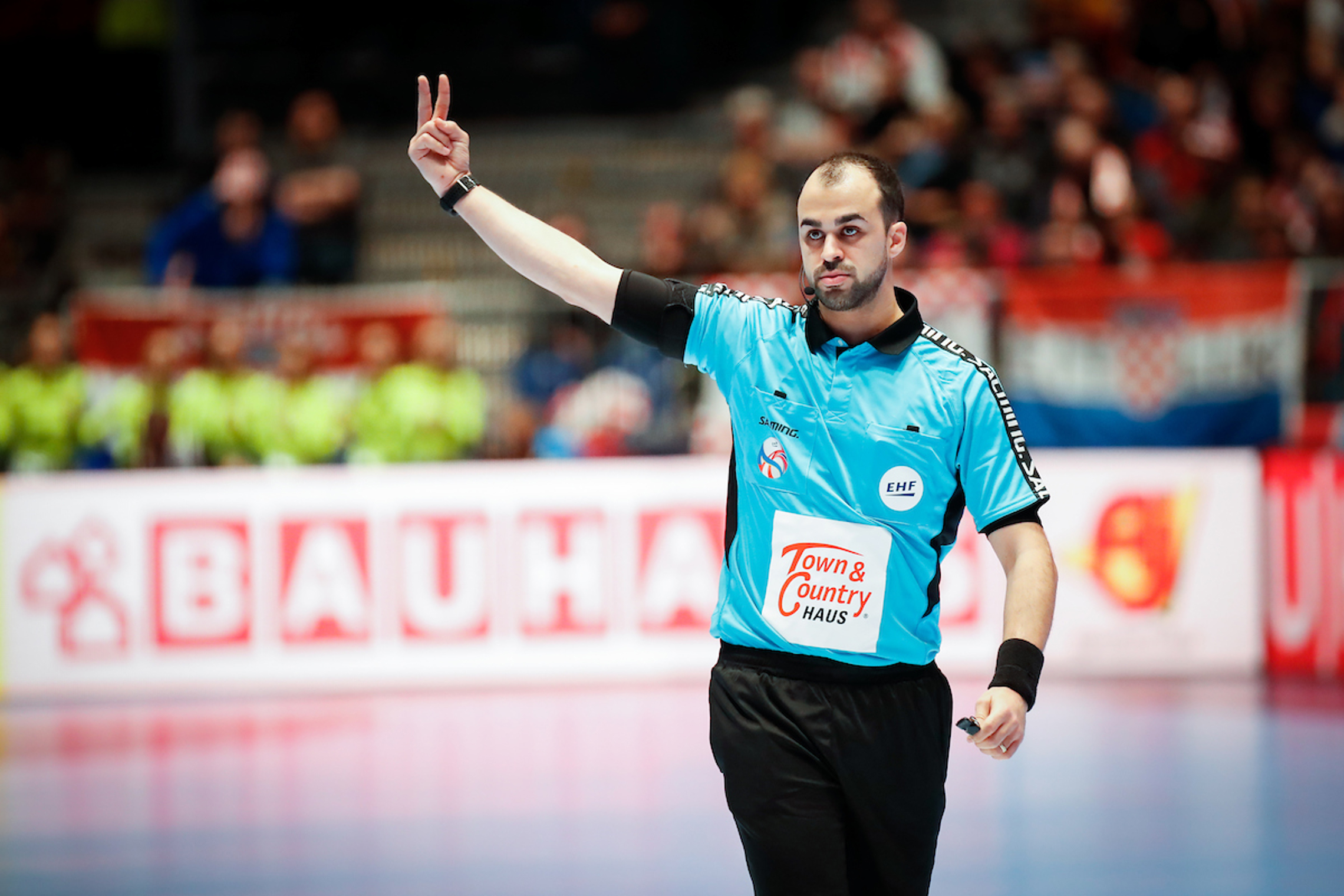 Schiedsrichter Morad Salah im EM-Spiel zwischen Kroatien und Montenegro. (EHF, 09.01.2020)