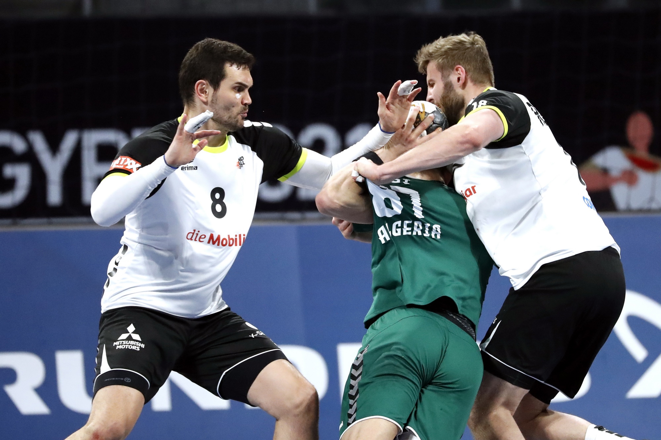 Michal Svajlen (links) im WM-Spiel gegen Algerien. (IHF)