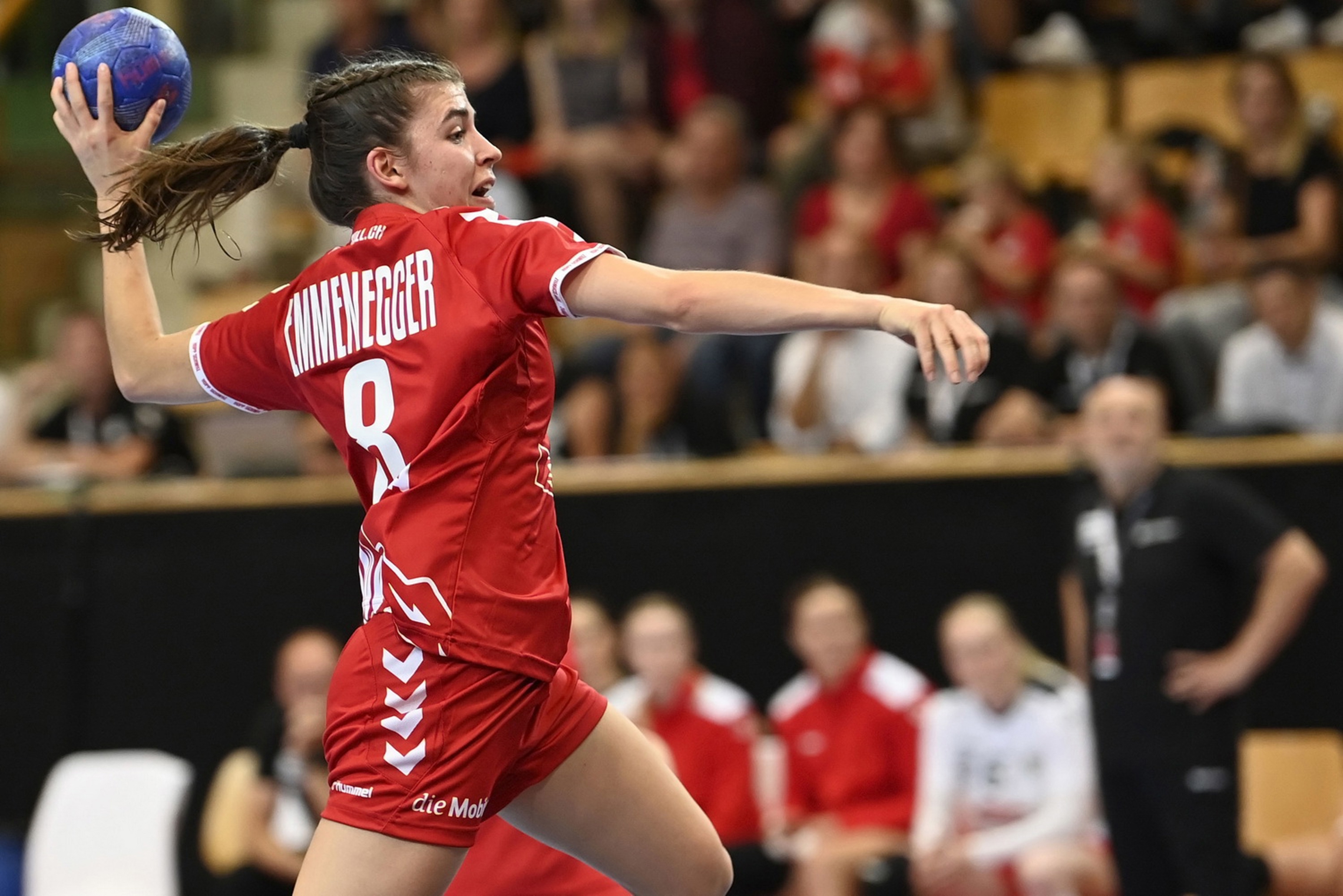 Mia Emmenegger im Spiel gegen Österreich am EHF EURO Cup in St. Gallen