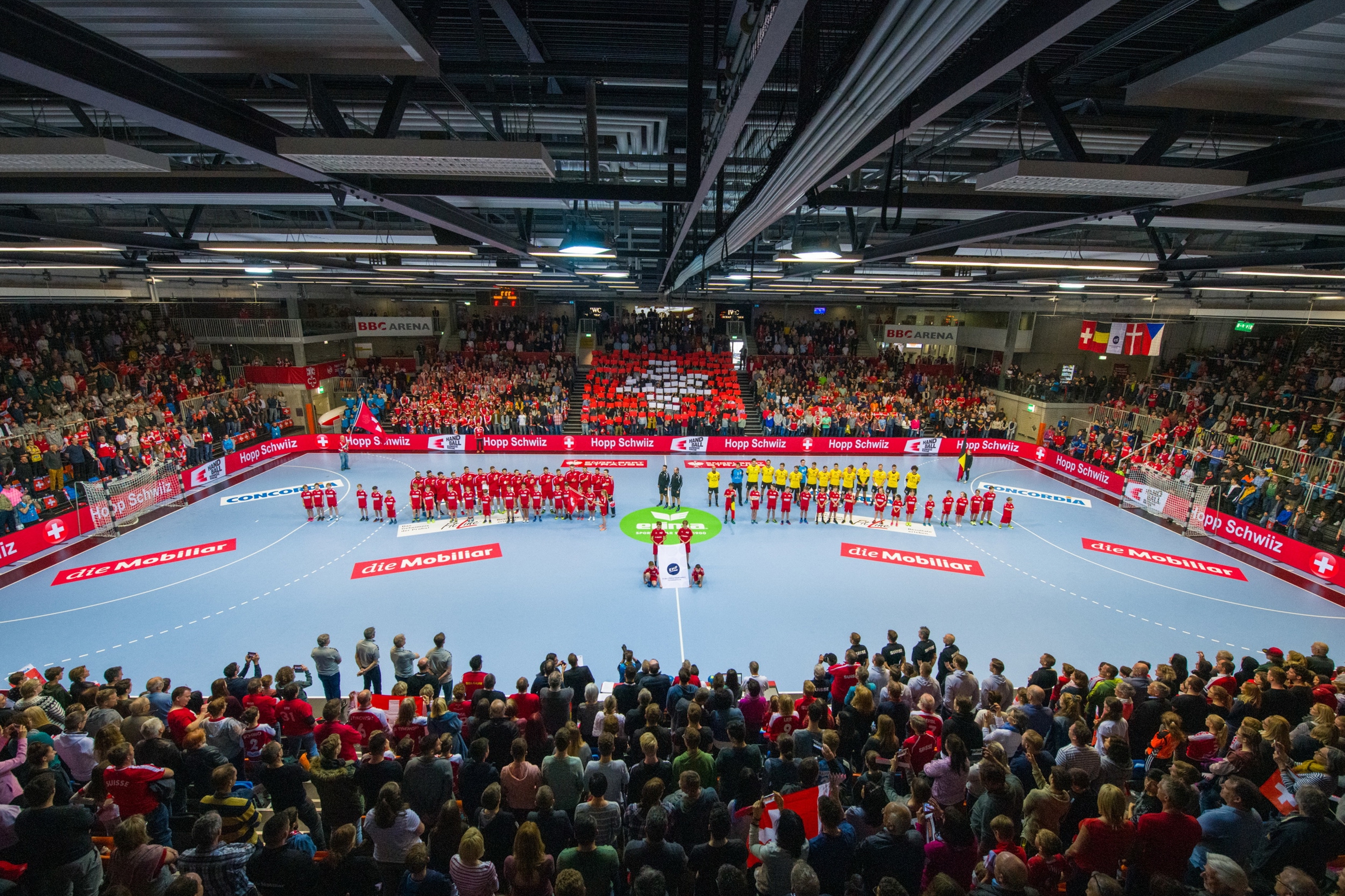 Die ausverkaufte BBC Arena in Schaffhausen beim Heimspiel gegen Belgien. (Martin Deuring)