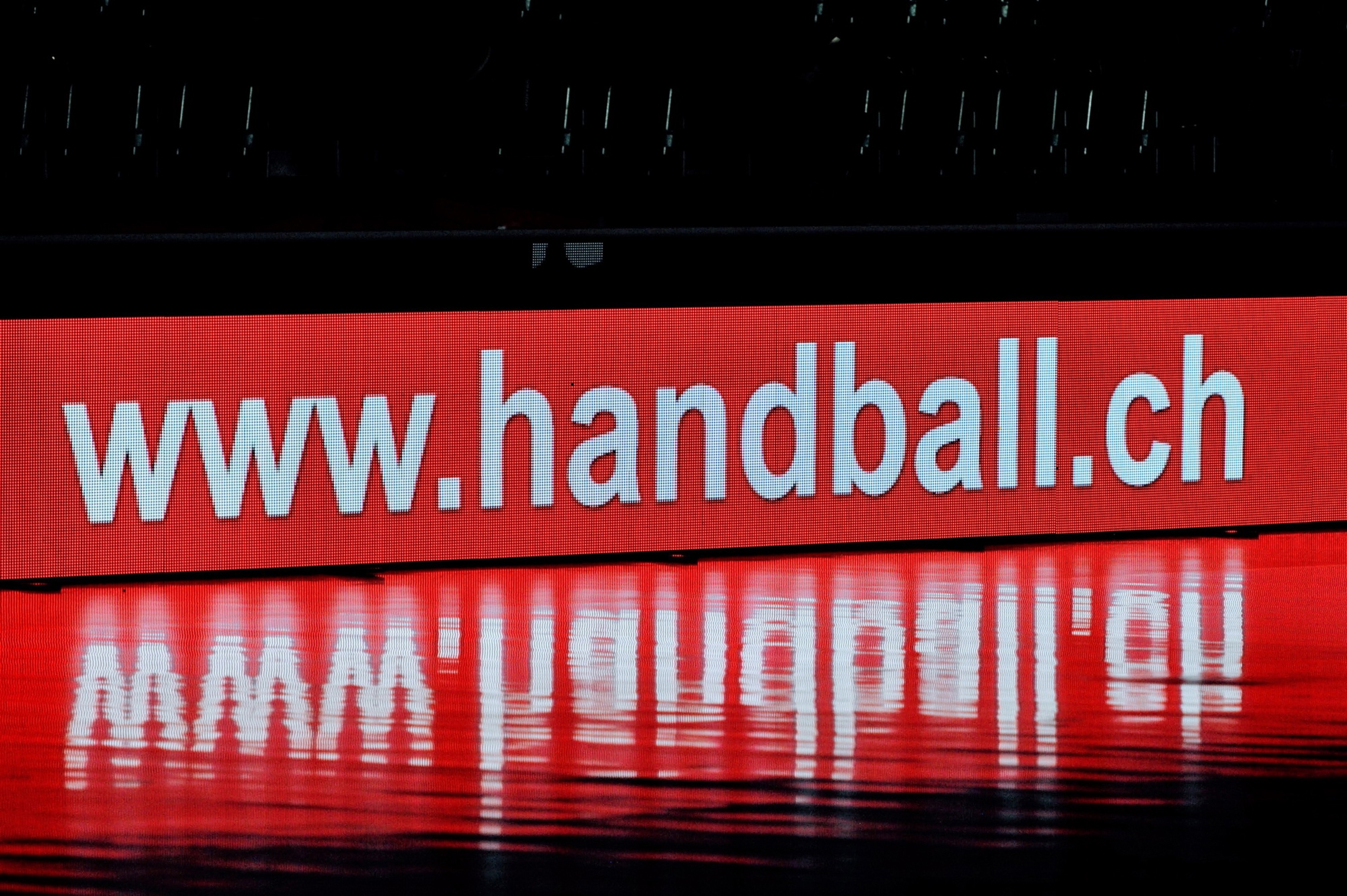 Symbolbild Handballch LED Bande (Marco Ellenberger)