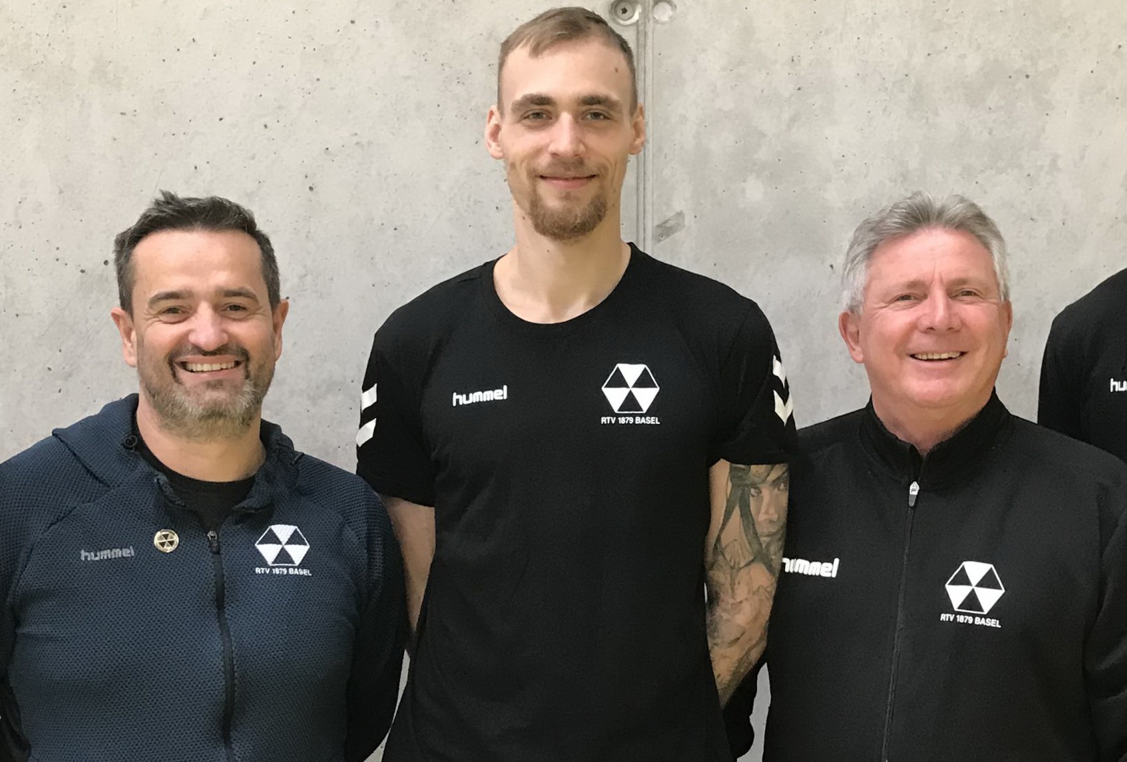 Alesksander Spende (Mitte) flankiert von Cheftrainer Christian Meier (links) und Co-Trainer Patrice Kaufmann (rechts).