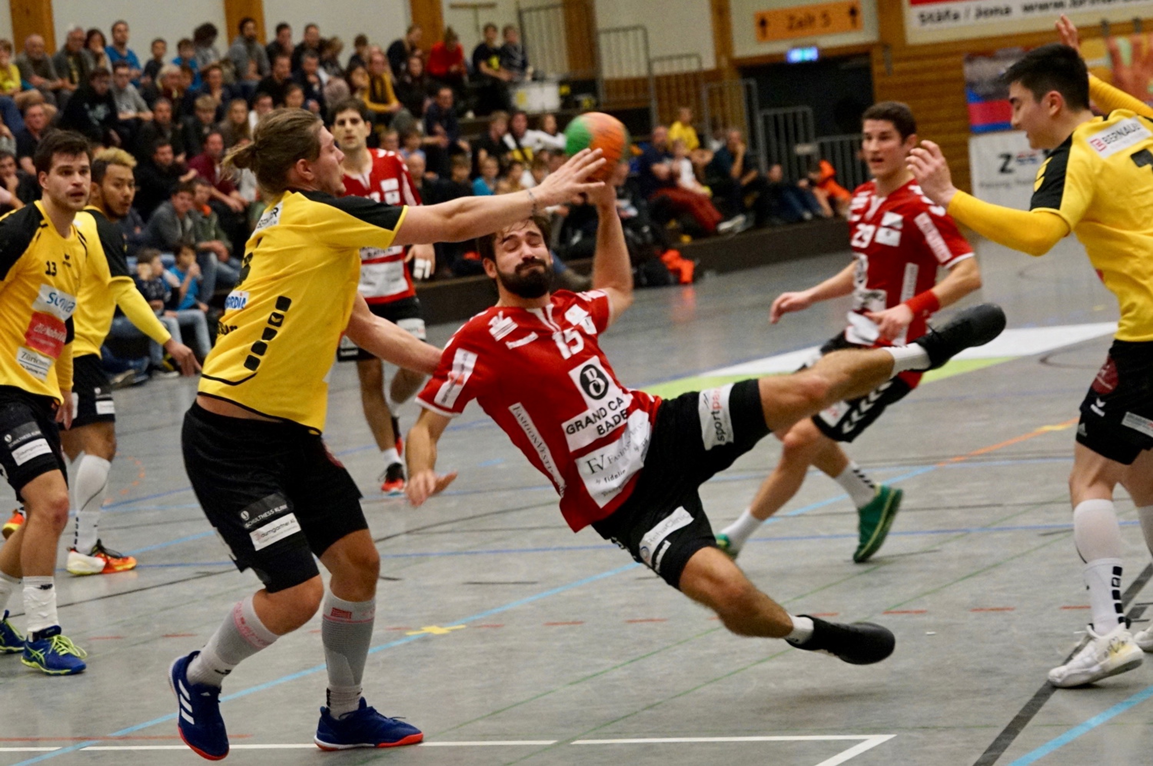 Stäfa (gelb) fordert Endingen im Playoff-Final der NLB