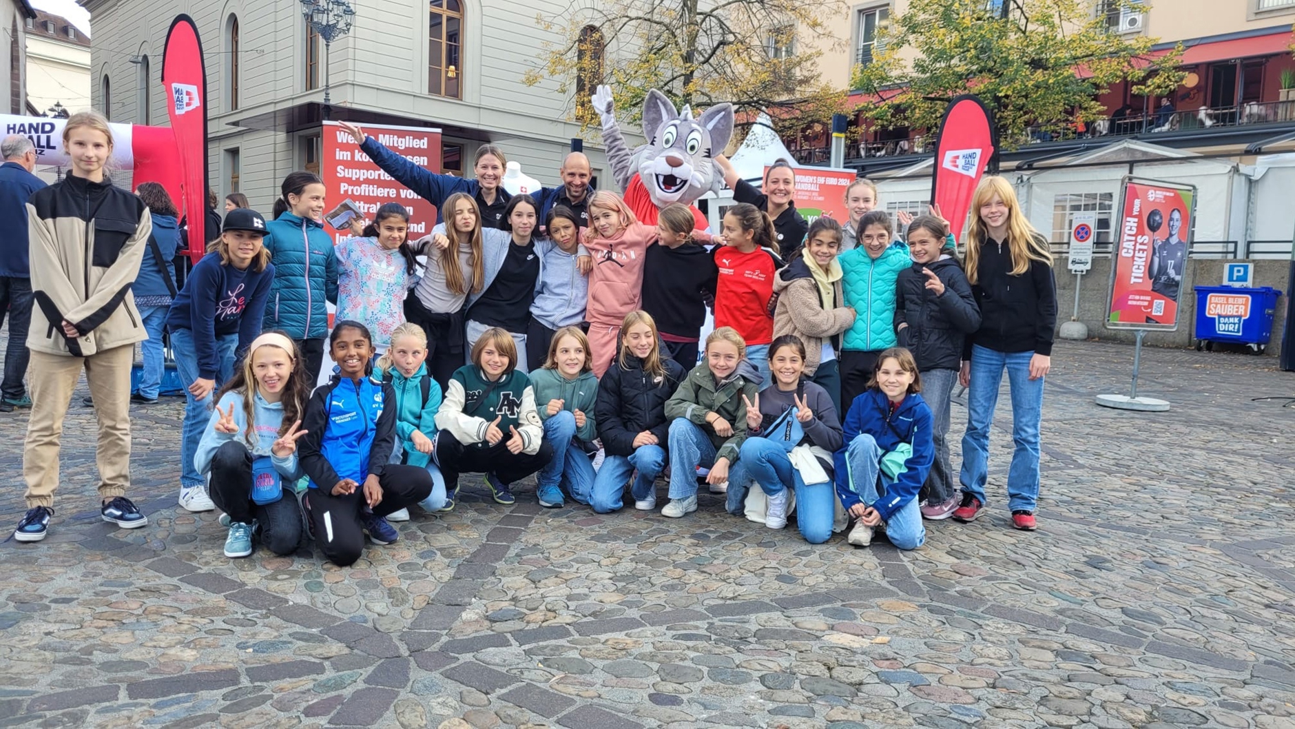 Catchy posiert mit Kindern auf dem Barfüsser-Platz